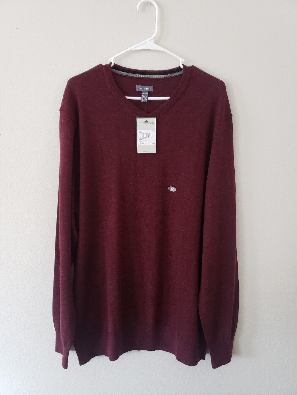 NWT Van Heusen Men V-Neck Sweater in Burgundy